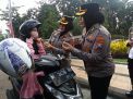 Peduli Keselamatan Lalu-lintas, Polwan Polda Jatim Gaturlalin dan Berbagi Helm Gratis
