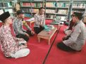 Polres Gresik Peduli Budaya Membaca Bagikan Buku ke Pelosok Desa