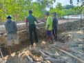 Semangat Gotong-Royong Dalam Pembuatan Tanggul Penahan Ombak, Babinsa Tambak Bantu Secara Langsung