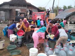 Mengintip Jiwa Sosial Paguyupan Madrim Bojonegoro, Bantu Air Bersih ke Warga