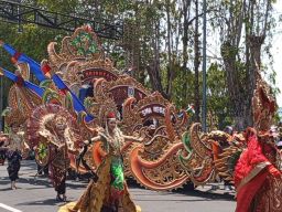 Penampilan SMAN 1 Pukau Penonton di Pawai Budaya Bojonegoro