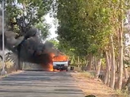 Mobil Pick-up Angkut Drum Solar Terbakar di Bojonegoro