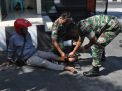 Kesigapan Anggota Makodim Gresik, Bantu Korban Tabrakan Sepeda Motor di Jalan