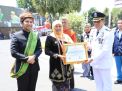 Satpol PP Jatim Terima Penghargaan dari Gubernur pada Upacara Peringatan Hari Jadi Ke-78 Provinsi Jawa Timur Tahun 2023