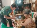 Masuk Dapur, Babinsa Beri Sembako