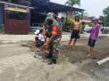 Bantu Pemasangan Paving Blok, Babinsa Wringinanom Tumbuhkan Semangat Gotong-Royong Warga