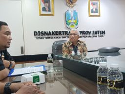TKW Asal Surabaya Menangis Ratapi Nasibnya Di Disnakertrans Jatim.