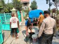 Kemarau Panjang, Polsek Cerme Bantu 10 Ribu Liter Air Bersih Kepada Warga