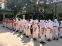Bentuk Kedisiplinan, Babinsa Kebomas Latihkan Baris Berbaris Kepada Siswa Sekolah Dasar