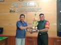Babinsa Koramil Balongpanggang Serahkan Piala Kepada SMAN 1 Balongpanggang Pemenang Lomba PBB