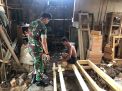 Babinsa Manyar Kunjungi Rumah Mebel Milik Warganya, Beri Motivasi Untuk Kembangkan Hasil Karya