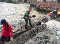 Karya Bakti Babinsa Menganti, Bantu Warga Dalam Perbaikan Plesengan Waduk