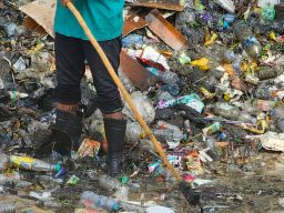 Trashboom Sungai Pogot Surabaya Penuh Sampah, “Paling Banyak dari Produsen Wings dan Indofood”
