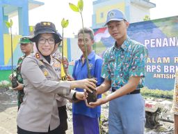 Kapolres Tanjung  Perak Tanam Mangrove Peringati HUT Korp Brimob dan Polairud ke 73,