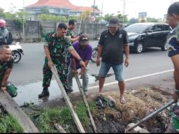 Koramil 0830/01 Krembangan Bersihkan Drainase Antisipasi Musim Hujan