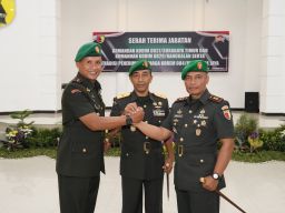 Danrem 084/BJ Memimpin Serah Terima Jabatan Dandim 0829/Bangkalan dan Dandim 0831/Surabaya Timur