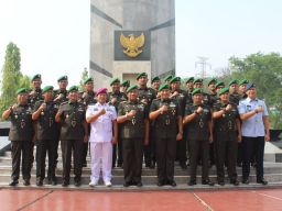 Peringati Hari Juang TNI AD dan HUT Kodam V/Brawijaya, Dandim Ikuti Ziarah Ke TMP 10 Nopember