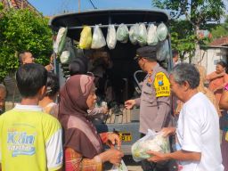 Jum'at Berkah, Polsek Kalitidu Sapa Warga dengan Bagi - Bagi Sayur
