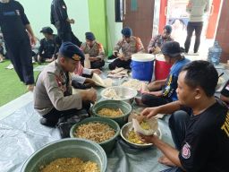 Tim SAR Kompi 3 Batalyon C Pelopor Satbrimob Polda Jatim Distribusikan 1500 Nasi Bungkus  Untuk Korban Banjir
