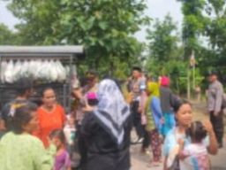 Gelar Jum"at Berkah, Polsek Kalitidu Bagikan Sayur Gratis di Desa Leran