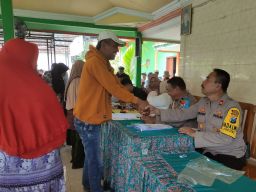 Polsek Sukosewu Amankan Penyaluran Bansos Kemiskinan Extream Tahap 1 di Desa Klepek