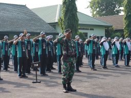 Siswa SMKN 3 Surabaya Mendapat Pembekalan Bela Negara dan Kedisiplinan di Markas Korem 084/BJ