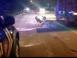Quick Response Personel Polsek Kalitidu Bersihkan Material Gamping yang Tercecer di Jalan Raya