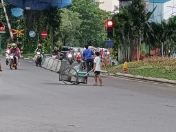 Pedagang Kaki Lima Surabaya Melintasi Jalan Raya Wonokromo.