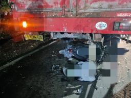 BREAKING NEWS, Pemotor Tabrak Truck Ekspedisi di Baureno