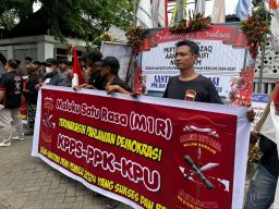 Prihatin KPPS Di Tuduh Curang, DPD M1R Jatim Aksi Damai di KPU Jatim