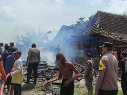 Rumah Warga Gayam Hangus Terbakar saat di Tinggal di Sawah