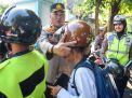 Promotor Keselematan Berlalu Lintas, Polresta Banyuwangi Bagikan Ratusan Helm Pada Siswa SD