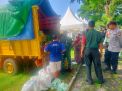 Danramil Giri dan anggotanya melaksanakan pendampingan pelaksanaan operasi pasar murah