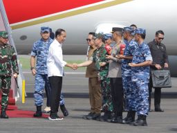 Mayjend TNI Rafael Granada Baay Bersama Forkopimda Jatim Dampingi Presiden Jokowi Resmikan Jalan di Madiun