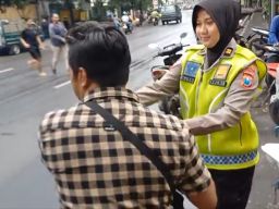 Raih Berkah Ramadhan Satlantas Polres Pelabuhan Tanjung Perak Berbagi Takjil