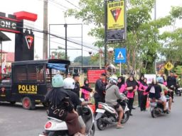 Brimob Bojonegoro Berbagi Takjil Untuk Pengendara Yang Lewat Didepan Mako