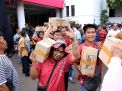 Wali Kota Eri Cahyadi Bagikan Bingkisan Lebaran kepada 14 Ribu Satgas Penunjang Pemkot Surabaya