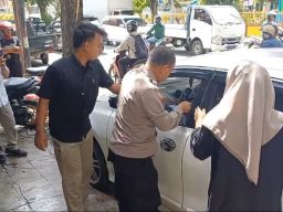 Aksi Heroik Pecah Kaca Anggota Polisi Rogojampi Selamatkan Balita Terkunci Di Dalam Mobil