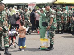 Masyarakat Geruduk Bazar Murah Kodam V Brawijaya