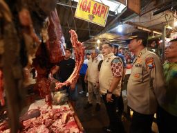 Bapokting Jelang Lebaran Aman Tim Satgas Pangan Polda Jatim Terus Pantau di Sejumlah Pasar