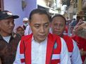 Saat Ngantor di Kelurahan, Wali Kota Eri Cahyadi Beri Bantuan Gerobak Dan Pengobatan Lansia