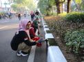 Kerja Bakti Sambut Hari Jadi Kota Surabaya Ke-731, Curbing Median Jalan di Cat Ulang