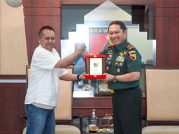 Mayjen TNI Rafael Terima Penghargaan Prapanca Award dari PWI Jatim