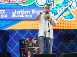Penyerahan Piala oleh Wali Kota Jadi Penutup Festival Band Pelajar PDAM Surabaya