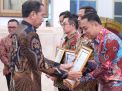 Presiden Jokowi Serahkan Penghargaan Sistem Pemerintahan Berbasis Elektronik Terbaik ke Pemkot Surabaya