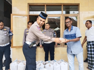 Kabid Humas Polda Jabar : Polisi Bagikan Ratusan Nasi Kotak