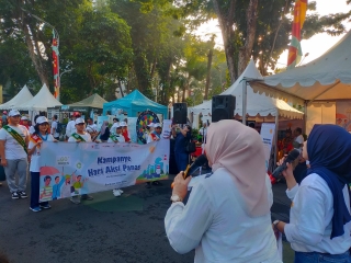Pencegahan Heatstroke, PMI Surabaya Gelar Edukasi Pengunjung di Taman Bungkul