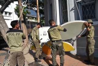 Sebanyak 20 Reklame Tak Berizin di Bongkar Satpol PP Surabaya, Masa Tayang Sudah Habis!