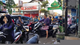 Tiap Hari Pertigaan Tenggumung Karya Kota Surabaya Langganan Macet
