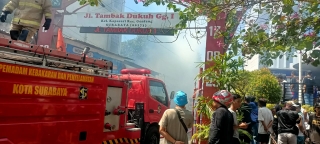 Toko Klontong Roti Jalan Tambak Dukuh Gang 1 Surabaya, Dilahap Si Jago Merah